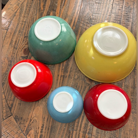 Pyrex 1945 Primary Colors Nesting Bowls Set of Five - Picture 5 of 11